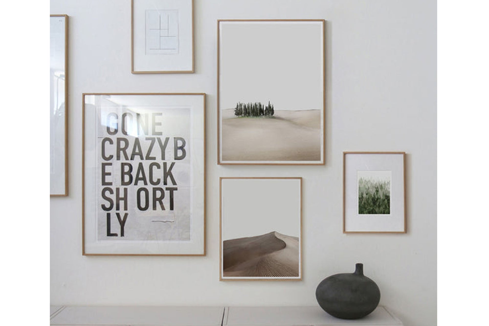 My Deer Art Shopは、「日常に、ほんの少しの物語を。」をコンセプトに、アートの持つ癒しと温もりを暮らしに届けるブランドです。愛らしい動物たちや幻想的な風景、心に残る言葉をモチーフに、イラストレーションやアートポスター、雑貨を展開。特に“鹿（Deer）”をブランドの象徴とし、静かで優しい世界観を大切にしています。ブランドの始まりは、自然と動物、そして小さな物語を描き続けてきたひとりのイラストレーターのアトリエでした。自身の描く作品が、見る人の心をそっと癒し、時には励ましになることを知り、2020年にMy Deer Art Shopとしてオンラインショップを立ち上げました。手に取った人が、作品に込められた物語やぬくもりを感じられるよう、一点一点に心を込めて制作しています。