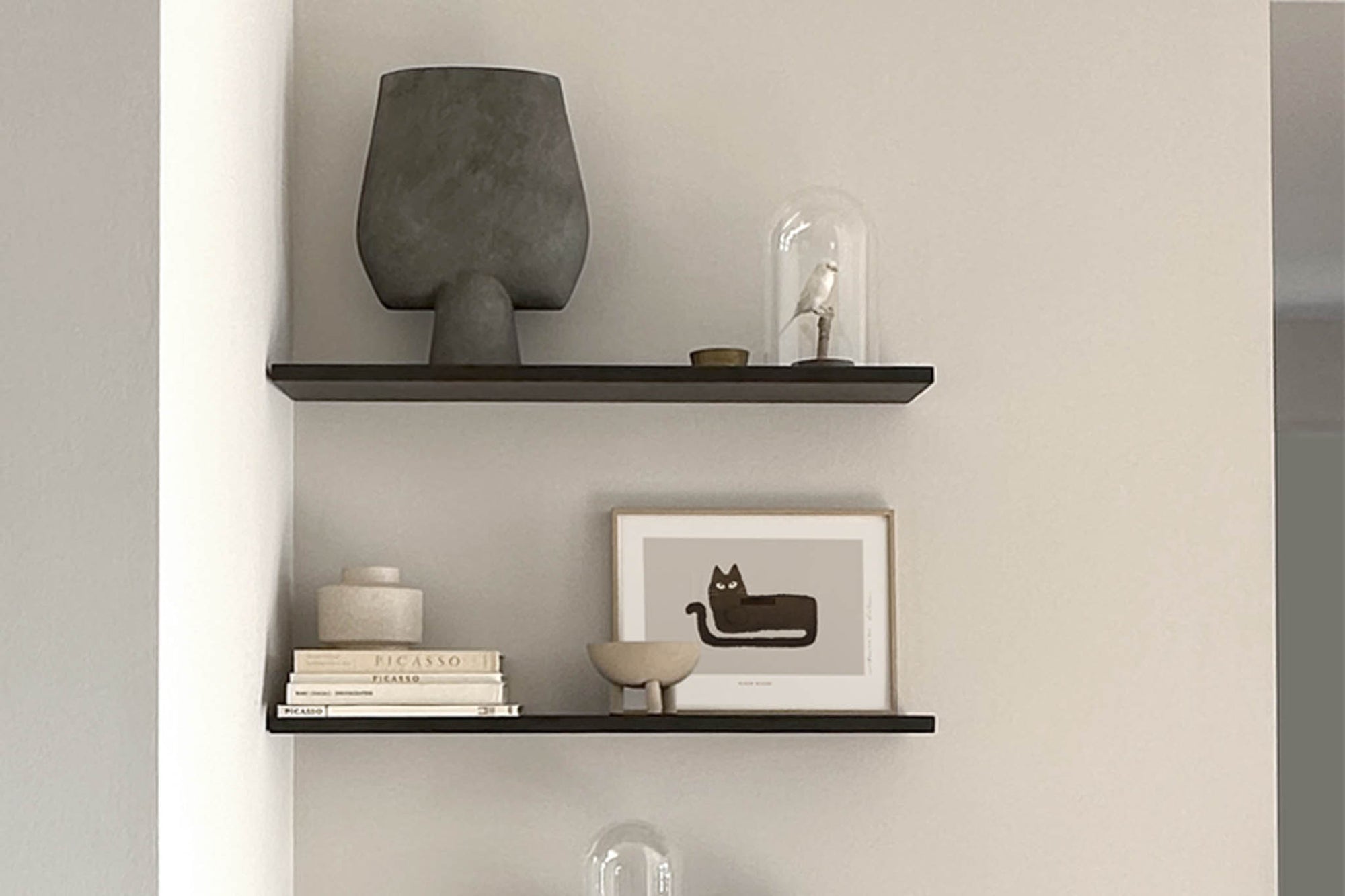 My Deer Art Shopは、「日常に、ほんの少しの物語を。」をコンセプトに、アートの持つ癒しと温もりを暮らしに届けるブランドです。愛らしい動物たちや幻想的な風景、心に残る言葉をモチーフに、イラストレーションやアートポスター、雑貨を展開。特に“鹿（Deer）”をブランドの象徴とし、静かで優しい世界観を大切にしています。ブランドの始まりは、自然と動物、そして小さな物語を描き続けてきたひとりのイラストレーターのアトリエでした。自身の描く作品が、見る人の心をそっと癒し、時には励ましになることを知り、2020年にMy Deer Art Shopとしてオンラインショップを立ち上げました。手に取った人が、作品に込められた物語やぬくもりを感じられるよう、一点一点に心を込めて制作しています。