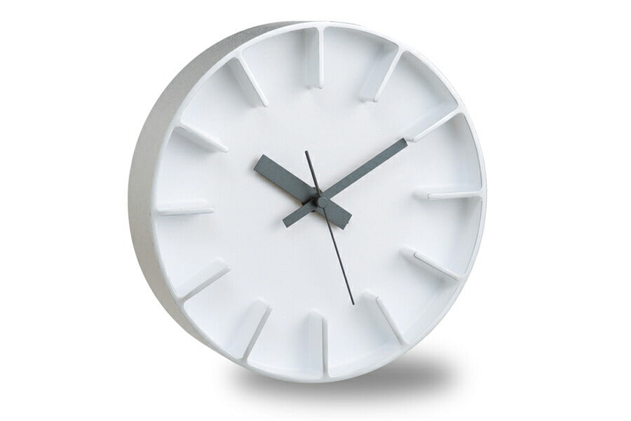 ロンドンを拠点に活躍する安積伸・安積朋子によるアルミニウムクロック。アルミ一体成型の豊かな品質とシンプルで力強いデザインが特徴です。アルミの素材感と丁寧に磨き上げられたインデックスが美しく融合され、シャープな印象を与えます。