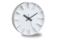 ロンドンを拠点に活躍する安積伸・安積朋子によるアルミニウムクロック。アルミ一体成型の豊かな品質とシンプルで力強いデザインが特徴です。アルミの素材感と丁寧に磨き上げられたインデックスが美しく融合され、シャープな印象を与えます。