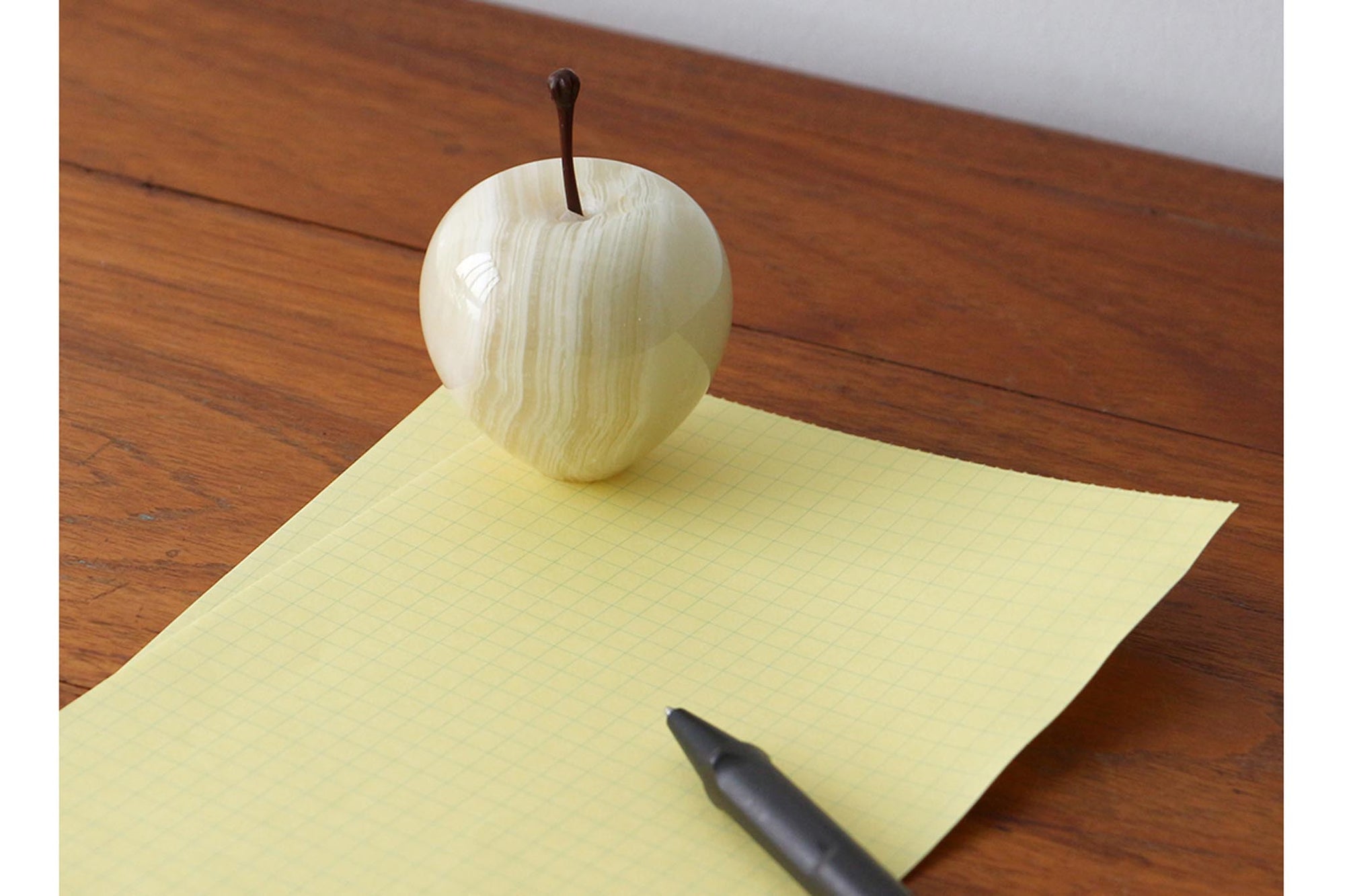 天然のマーブルストーン（大理石）を削り出して作られたアップルオブジェ。ヴィンテージでも見られるマーブルストーンを使用した削り出しオブジェを再現したデザイン。デスク周り、棚へのディスプレイやペーパーウェイトとしてお使いいただけます。