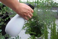 epocaはイタリア・ボリアー二家の裏庭にある小さなガレージから生まれた、1968年設立のガーデニングメーカー。自社設計・開発・製造のうえ厳しい品質管理をクリアしたアイテムは、世界80ヶ国以上でイタリアンスタイルのアイコンとなっています。環境に配慮した素材を使用した”ECOLOVE”シリーズはPCR（リサイクル樹脂）を利用したHDPE（高密度ポリエチレン）を本体部分に使用することでバージンプラスチックの削減と環境への配慮に取り組んだEcofriendlyforloveをテーマとするシリーズ。着色していないリサイクルプラ特有の若干グレーがかったボディが高級感を醸し出しつつエコ意識を高めてくれます。