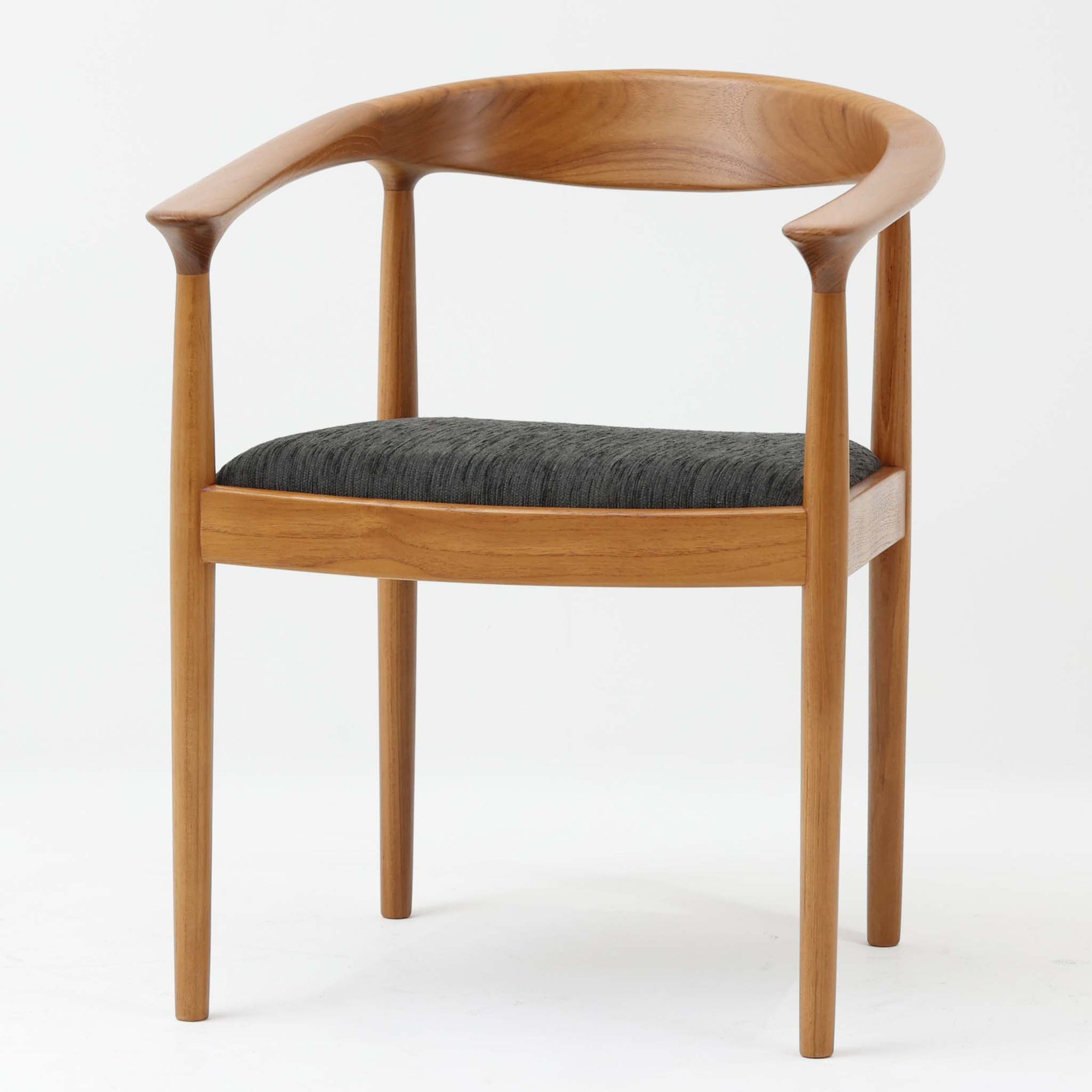 北欧デザインアームチェアです。上質なチーク材フレームを丁寧に削り、柔らかでかつ力強いフォルムに仕上げています。ファブリックにチーク材の組み合わせが北欧らしい素敵なデザインです。シンプルで飽きのこないデザインのチェアはどんなスタイルの部屋にもアクセントになり雰囲気を和らげます。