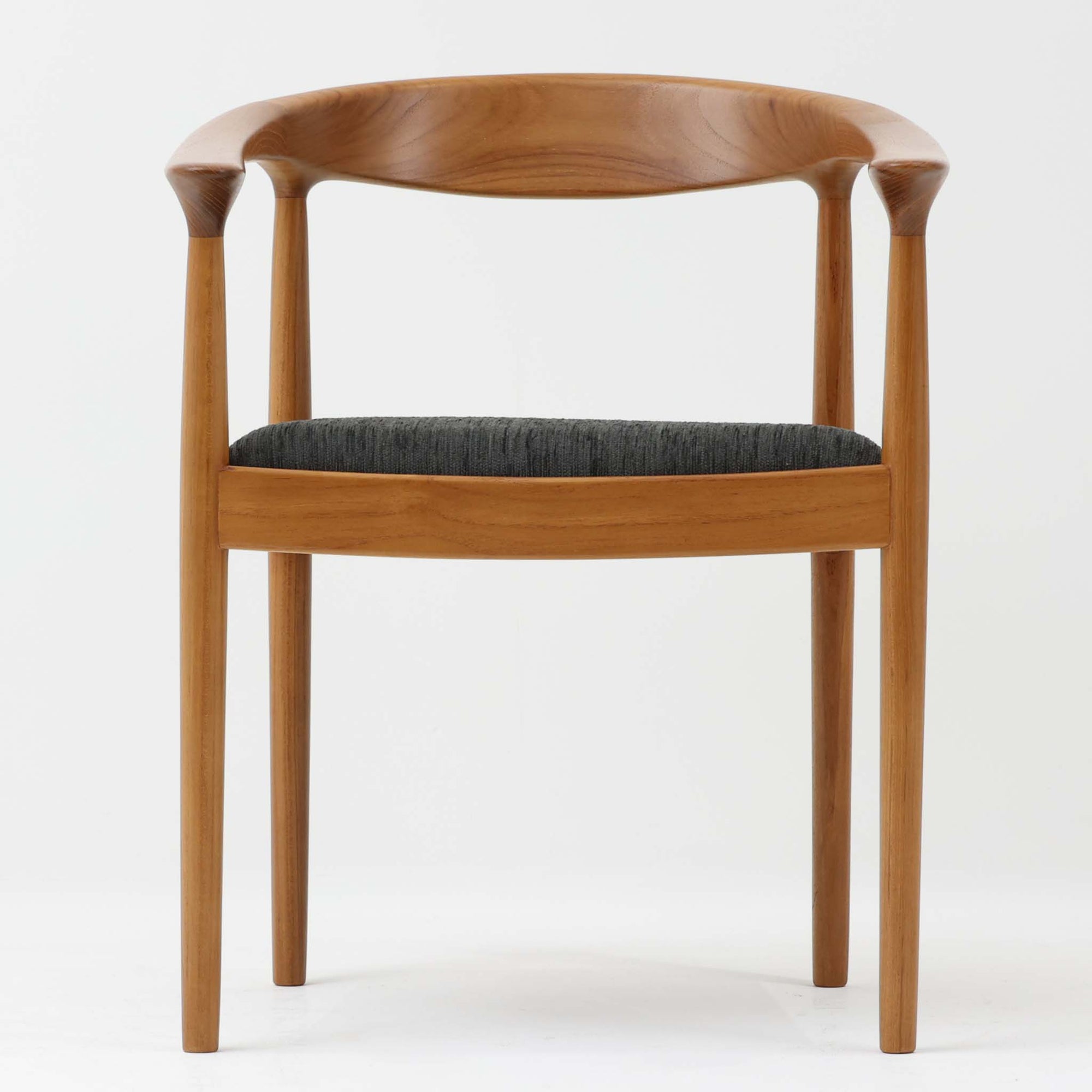 北欧デザインアームチェアです。上質なチーク材フレームを丁寧に削り、柔らかでかつ力強いフォルムに仕上げています。ファブリックにチーク材の組み合わせが北欧らしい素敵なデザインです。シンプルで飽きのこないデザインのチェアはどんなスタイルの部屋にもアクセントになり雰囲気を和らげます。