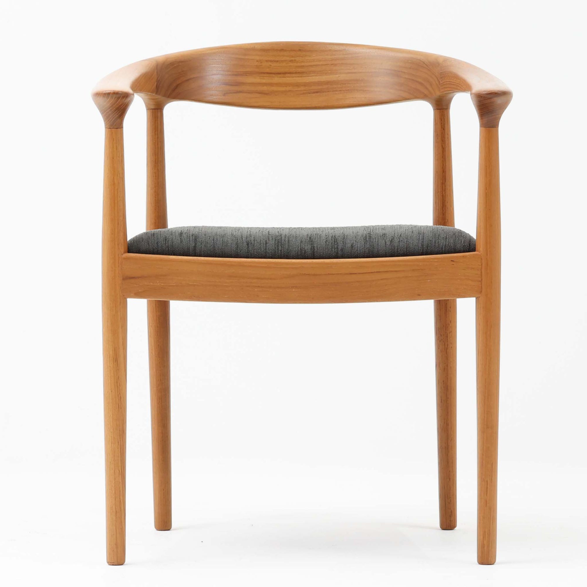北欧デザインアームチェアです。上質なチーク材フレームを丁寧に削り、柔らかでかつ力強いフォルムに仕上げています。ファブリックにチーク材の組み合わせが北欧らしい素敵なデザインです。シンプルで飽きのこないデザインのチェアはどんなスタイルの部屋にもアクセントになり雰囲気を和らげます。