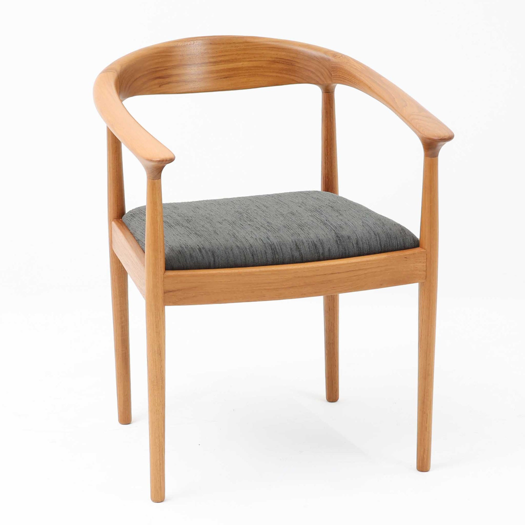 北欧デザインアームチェアです。上質なチーク材フレームを丁寧に削り、柔らかでかつ力強いフォルムに仕上げています。ファブリックにチーク材の組み合わせが北欧らしい素敵なデザインです。シンプルで飽きのこないデザインのチェアはどんなスタイルの部屋にもアクセントになり雰囲気を和らげます。