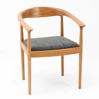 北欧デザインアームチェアです。上質なチーク材フレームを丁寧に削り、柔らかでかつ力強いフォルムに仕上げています。ファブリックにチーク材の組み合わせが北欧らしい素敵なデザインです。シンプルで飽きのこないデザインのチェアはどんなスタイルの部屋にもアクセントになり雰囲気を和らげます。