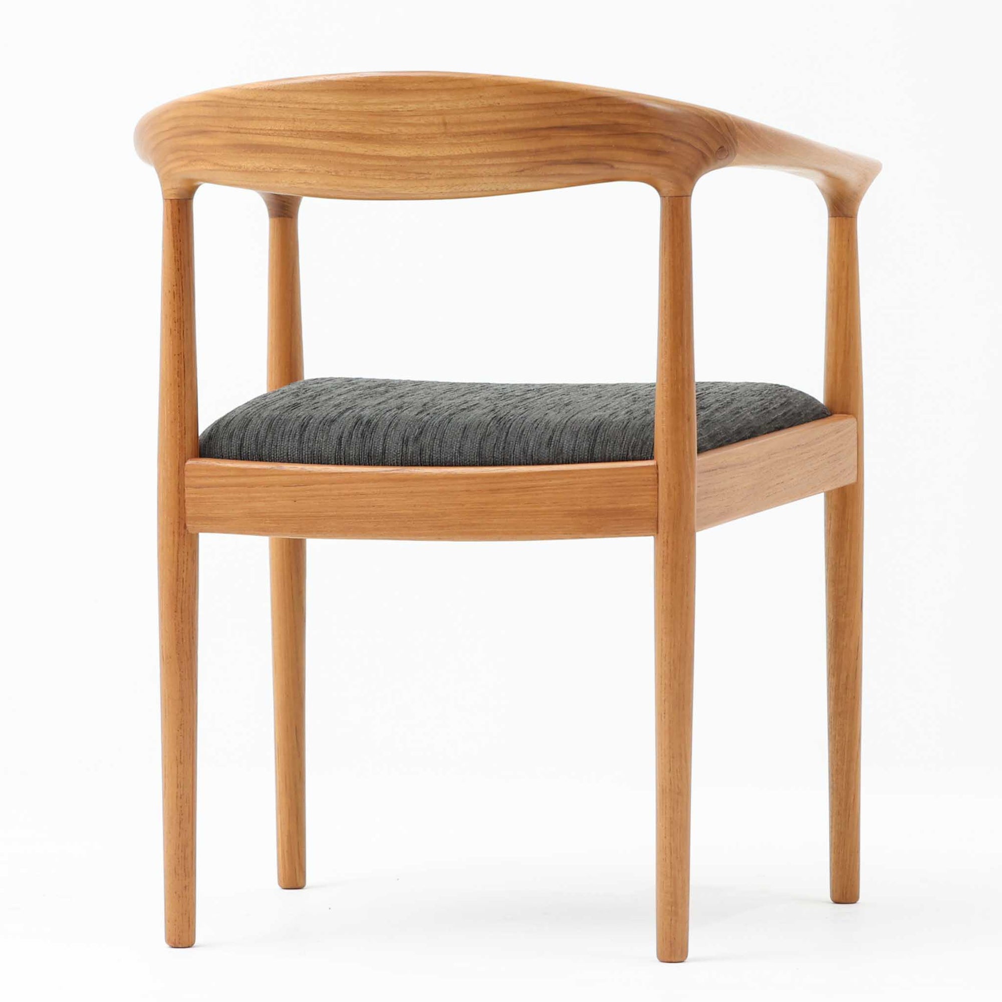 北欧デザインアームチェアです。上質なチーク材フレームを丁寧に削り、柔らかでかつ力強いフォルムに仕上げています。ファブリックにチーク材の組み合わせが北欧らしい素敵なデザインです。シンプルで飽きのこないデザインのチェアはどんなスタイルの部屋にもアクセントになり雰囲気を和らげます。