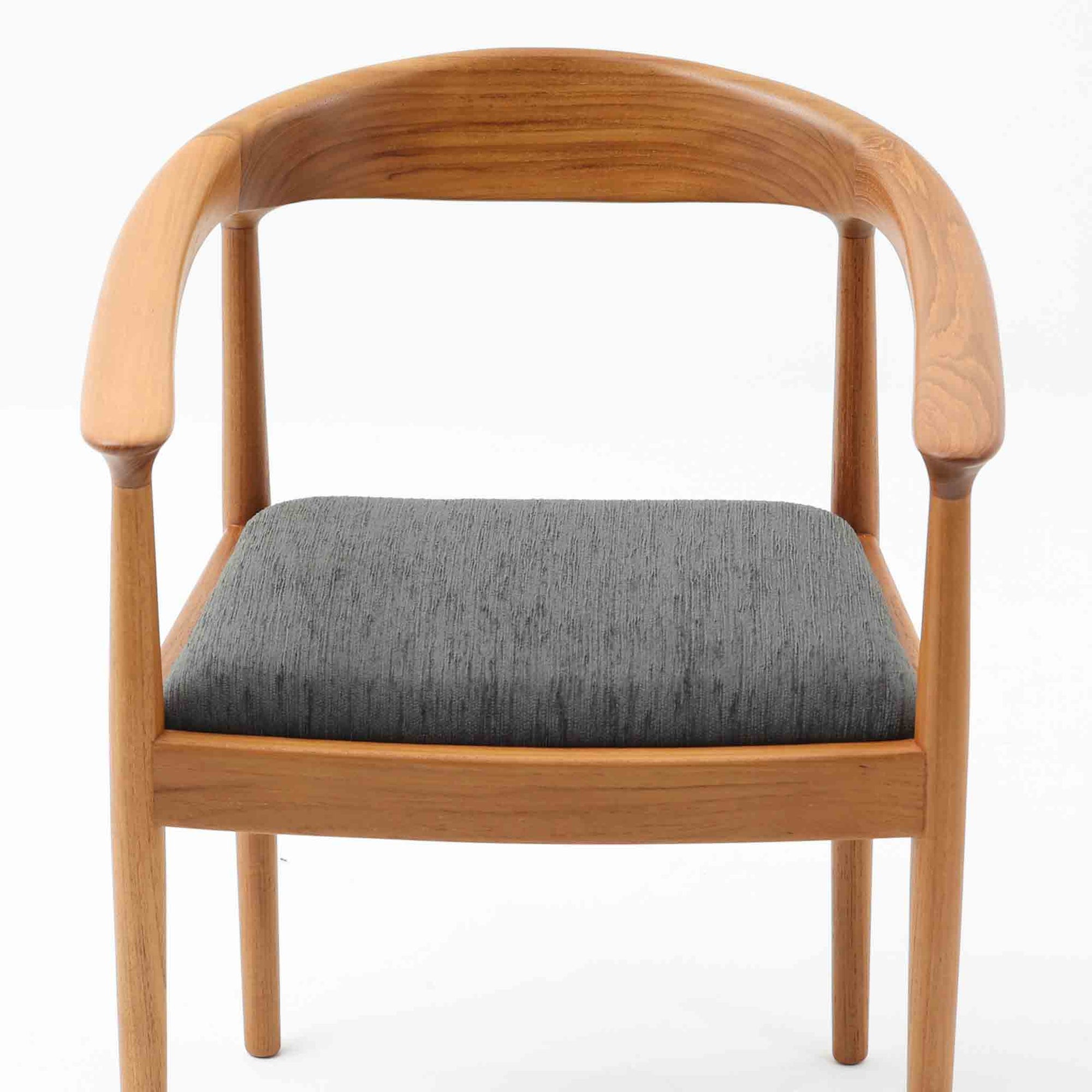 北欧デザインアームチェアです。上質なチーク材フレームを丁寧に削り、柔らかでかつ力強いフォルムに仕上げています。ファブリックにチーク材の組み合わせが北欧らしい素敵なデザインです。シンプルで飽きのこないデザインのチェアはどんなスタイルの部屋にもアクセントになり雰囲気を和らげます。