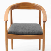 北欧デザインアームチェアです。上質なチーク材フレームを丁寧に削り、柔らかでかつ力強いフォルムに仕上げています。ファブリックにチーク材の組み合わせが北欧らしい素敵なデザインです。シンプルで飽きのこないデザインのチェアはどんなスタイルの部屋にもアクセントになり雰囲気を和らげます。