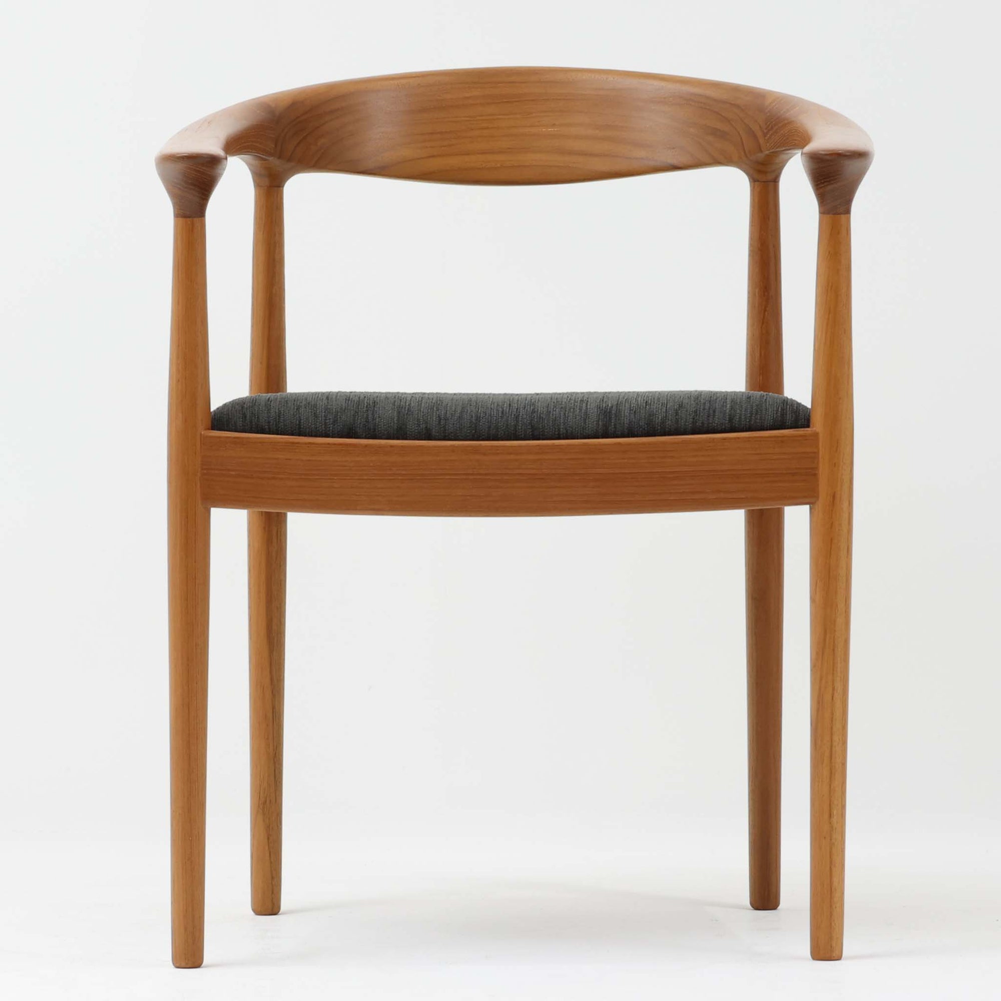 北欧デザインアームチェアです。上質なチーク材フレームを丁寧に削り、柔らかでかつ力強いフォルムに仕上げています。ファブリックにチーク材の組み合わせが北欧らしい素敵なデザインです。シンプルで飽きのこないデザインのチェアはどんなスタイルの部屋にもアクセントになり雰囲気を和らげます。