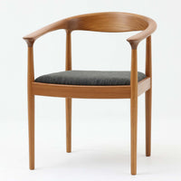 北欧デザインアームチェアです。上質なチーク材フレームを丁寧に削り、柔らかでかつ力強いフォルムに仕上げています。ファブリックにチーク材の組み合わせが北欧らしい素敵なデザインです。シンプルで飽きのこないデザインのチェアはどんなスタイルの部屋にもアクセントになり雰囲気を和らげます。