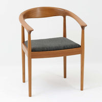 北欧デザインアームチェアです。上質なチーク材フレームを丁寧に削り、柔らかでかつ力強いフォルムに仕上げています。ファブリックにチーク材の組み合わせが北欧らしい素敵なデザインです。シンプルで飽きのこないデザインのチェアはどんなスタイルの部屋にもアクセントになり雰囲気を和らげます。