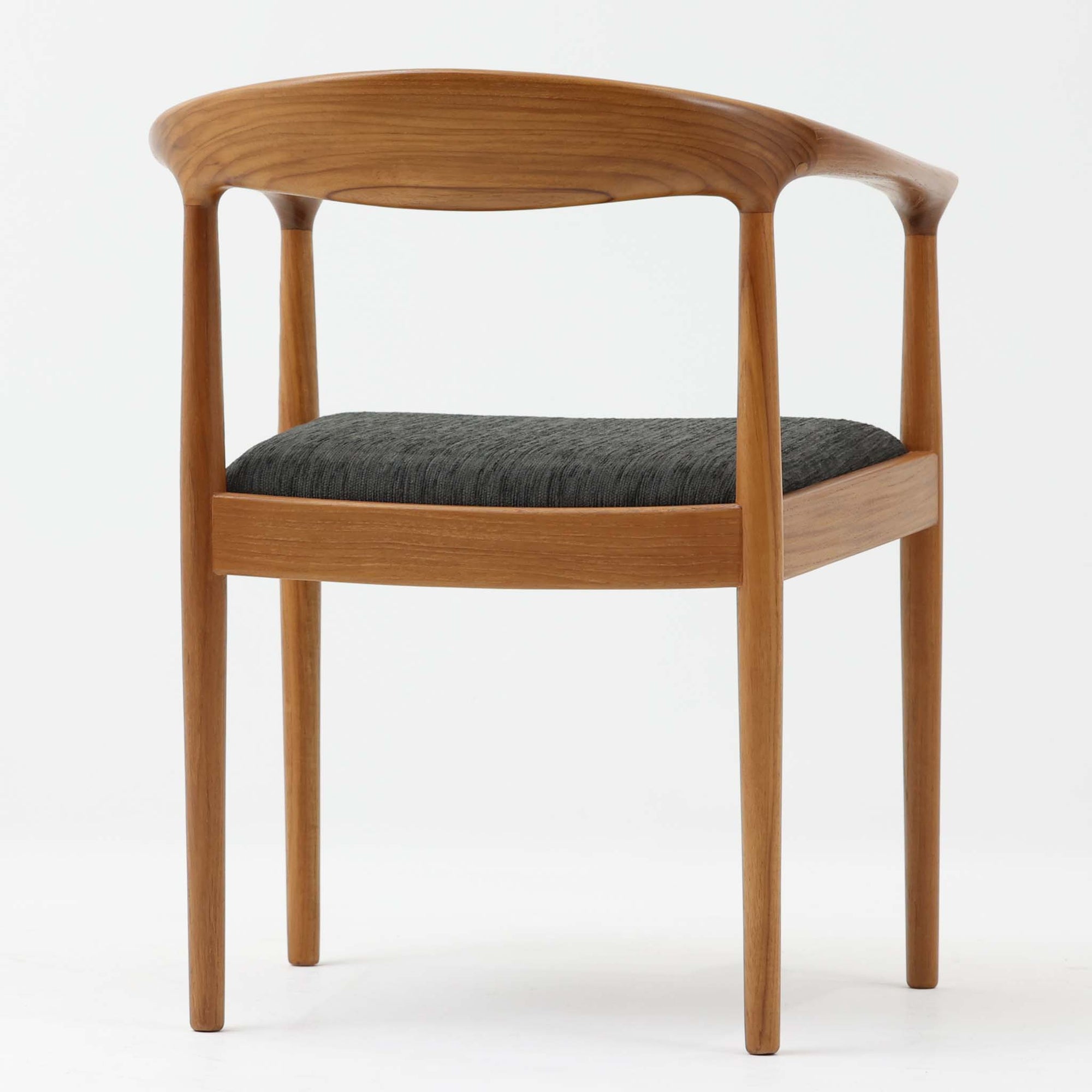 北欧デザインアームチェアです。上質なチーク材フレームを丁寧に削り、柔らかでかつ力強いフォルムに仕上げています。ファブリックにチーク材の組み合わせが北欧らしい素敵なデザインです。シンプルで飽きのこないデザインのチェアはどんなスタイルの部屋にもアクセントになり雰囲気を和らげます。