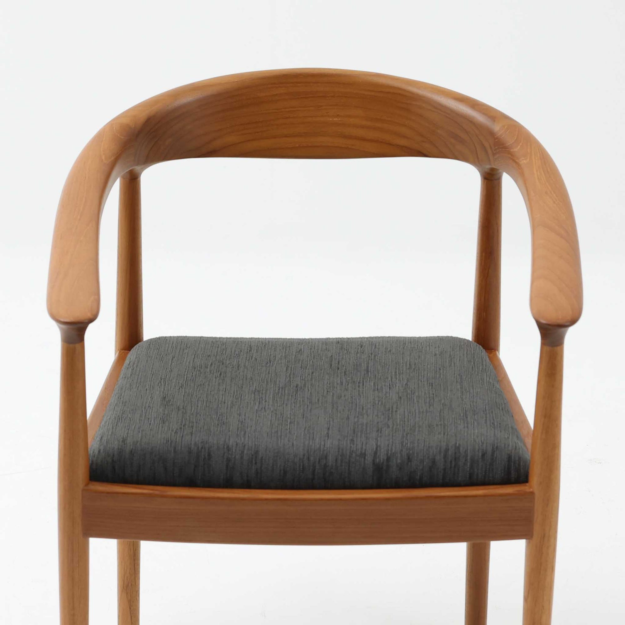 北欧デザインアームチェアです。上質なチーク材フレームを丁寧に削り、柔らかでかつ力強いフォルムに仕上げています。ファブリックにチーク材の組み合わせが北欧らしい素敵なデザインです。シンプルで飽きのこないデザインのチェアはどんなスタイルの部屋にもアクセントになり雰囲気を和らげます。