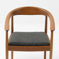 北欧デザインアームチェアです。上質なチーク材フレームを丁寧に削り、柔らかでかつ力強いフォルムに仕上げています。ファブリックにチーク材の組み合わせが北欧らしい素敵なデザインです。シンプルで飽きのこないデザインのチェアはどんなスタイルの部屋にもアクセントになり雰囲気を和らげます。