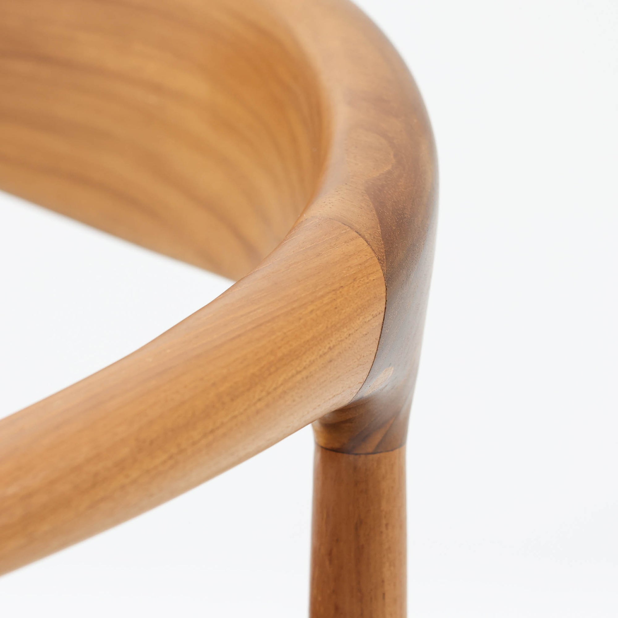 北欧デザインアームチェアです。上質なチーク材フレームを丁寧に削り、柔らかでかつ力強いフォルムに仕上げています。ファブリックにチーク材の組み合わせが北欧らしい素敵なデザインです。シンプルで飽きのこないデザインのチェアはどんなスタイルの部屋にもアクセントになり雰囲気を和らげます。