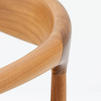 北欧デザインアームチェアです。上質なチーク材フレームを丁寧に削り、柔らかでかつ力強いフォルムに仕上げています。ファブリックにチーク材の組み合わせが北欧らしい素敵なデザインです。シンプルで飽きのこないデザインのチェアはどんなスタイルの部屋にもアクセントになり雰囲気を和らげます。