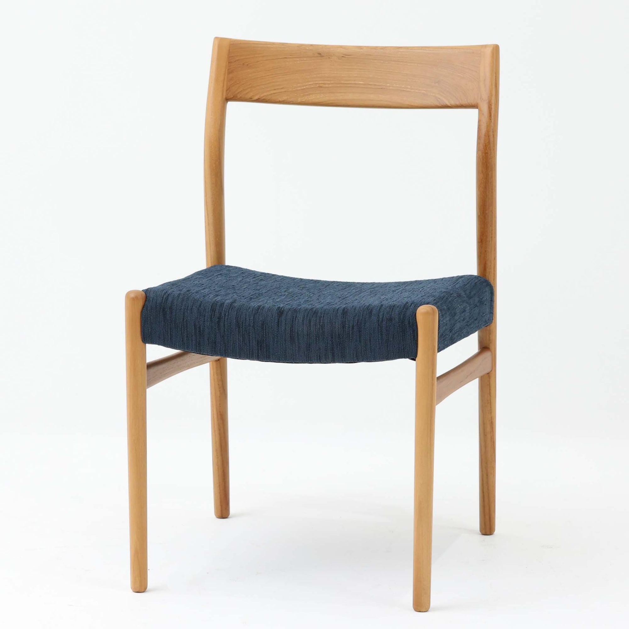 北欧デザインのアームレスダイニングチェアです。上質なチーク材フレームを丁寧に削り仕上げました。ファブリックにチーク材の組み合わせが北欧らしい素敵なデザインです。シンプルで飽きのこないデザインのチェアはどんなスタイルの部屋にもアクセントになり雰囲気を和らげます。ダイニングに複数並べても、それぞれが主張しすぎることなくよく馴染み、シンプルでまとまりある空間を演出します。アームレスなのでダイニングチェアとしてオススメできます。