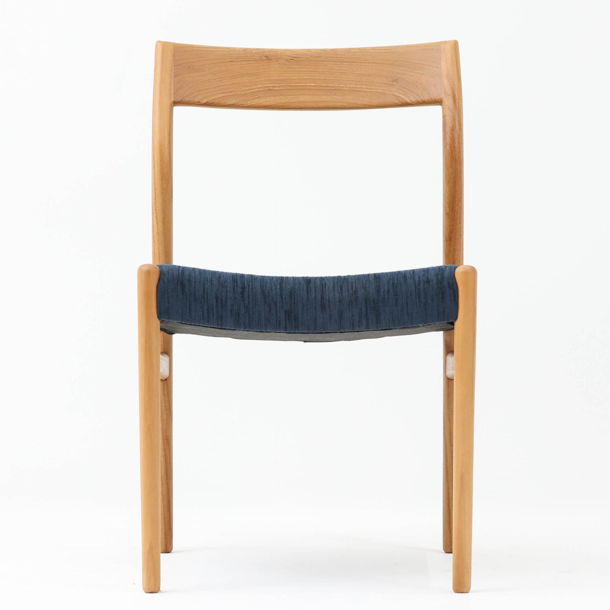 北欧デザインのアームレスダイニングチェアです。上質なチーク材フレームを丁寧に削り仕上げました。ファブリックにチーク材の組み合わせが北欧らしい素敵なデザインです。シンプルで飽きのこないデザインのチェアはどんなスタイルの部屋にもアクセントになり雰囲気を和らげます。ダイニングに複数並べても、それぞれが主張しすぎることなくよく馴染み、シンプルでまとまりある空間を演出します。アームレスなのでダイニングチェアとしてオススメできます。