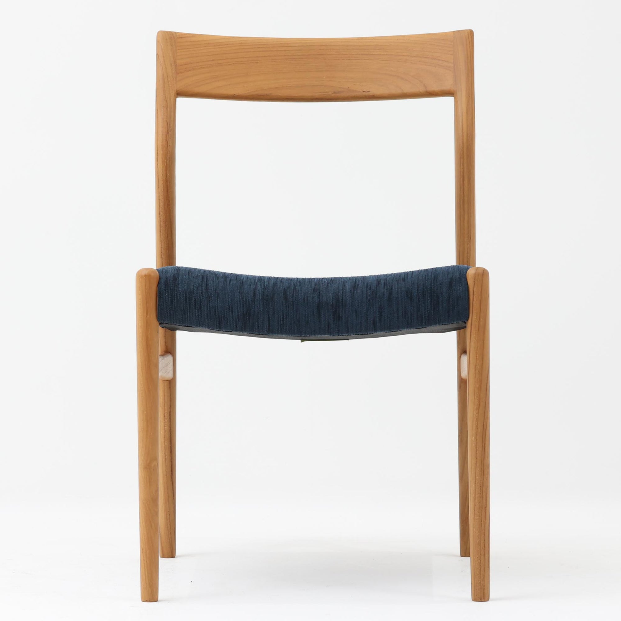 北欧デザインのアームレスダイニングチェアです。上質なチーク材フレームを丁寧に削り仕上げました。ファブリックにチーク材の組み合わせが北欧らしい素敵なデザインです。シンプルで飽きのこないデザインのチェアはどんなスタイルの部屋にもアクセントになり雰囲気を和らげます。ダイニングに複数並べても、それぞれが主張しすぎることなくよく馴染み、シンプルでまとまりある空間を演出します。アームレスなのでダイニングチェアとしてオススメできます。