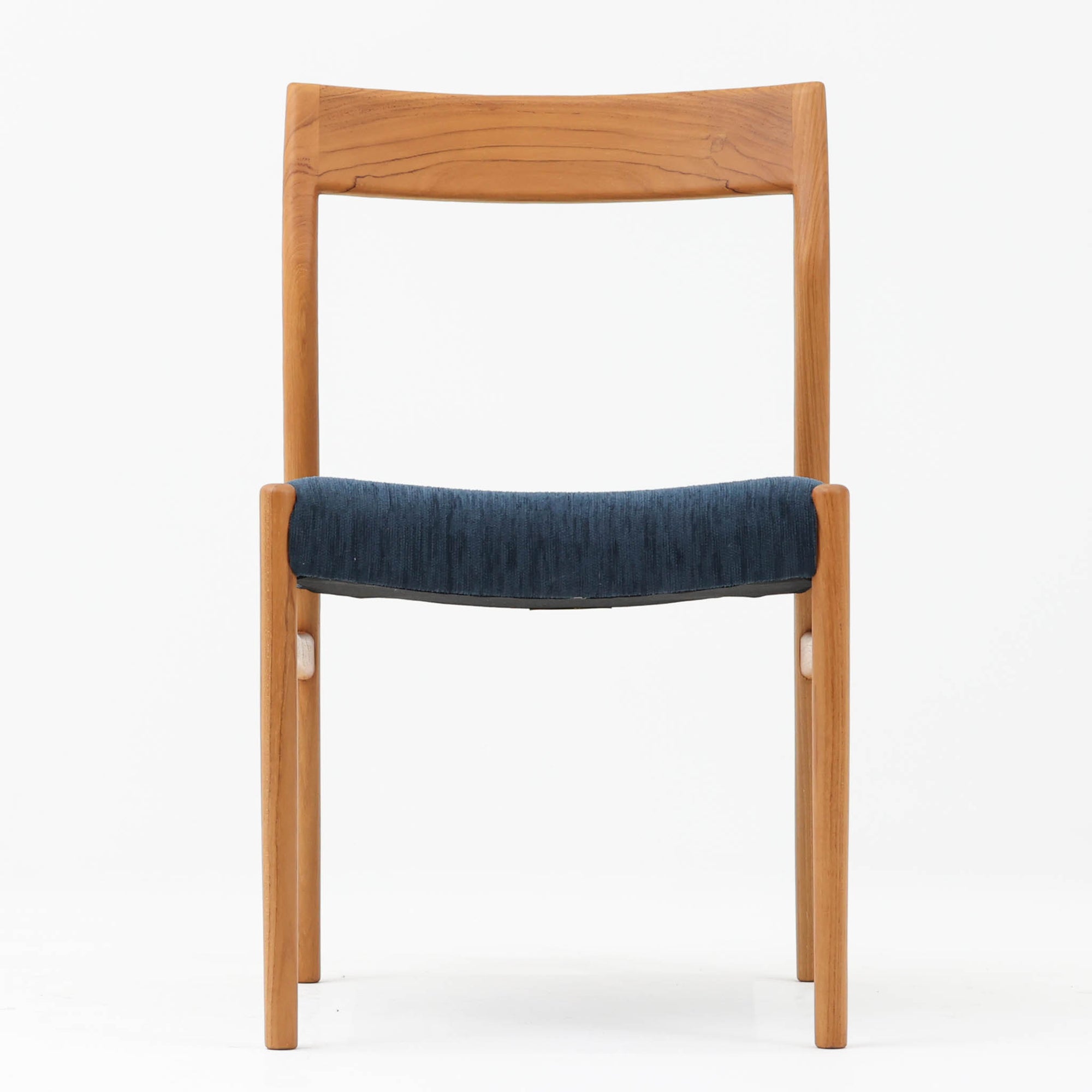 北欧デザインのアームレスダイニングチェアです。上質なチーク材フレームを丁寧に削り仕上げました。ファブリックにチーク材の組み合わせが北欧らしい素敵なデザインです。シンプルで飽きのこないデザインのチェアはどんなスタイルの部屋にもアクセントになり雰囲気を和らげます。ダイニングに複数並べても、それぞれが主張しすぎることなくよく馴染み、シンプルでまとまりある空間を演出します。アームレスなのでダイニングチェアとしてオススメできます。