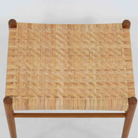 北欧デザインのスツールです。上質なチーク材フレームを丁寧に削り、シャープでスタイリッシュですが、柔らかい表情も持ち合わせたデザインに仕上げています。また、軽量ですが、しっかりとした造りになっています。座面の籐（ラタン）は上質で天然なもので細かい網目状に時間をかけて編み込まれています。使い込むほどにあめ色に変化し馴染んでくるのも天然素材の大きな魅力です。お部屋の片隅にクッションなどを添えて置いておくだけでもおしゃれです。必要なときにすっと出して使えます。複数スタッキングできるのも嬉しいです。