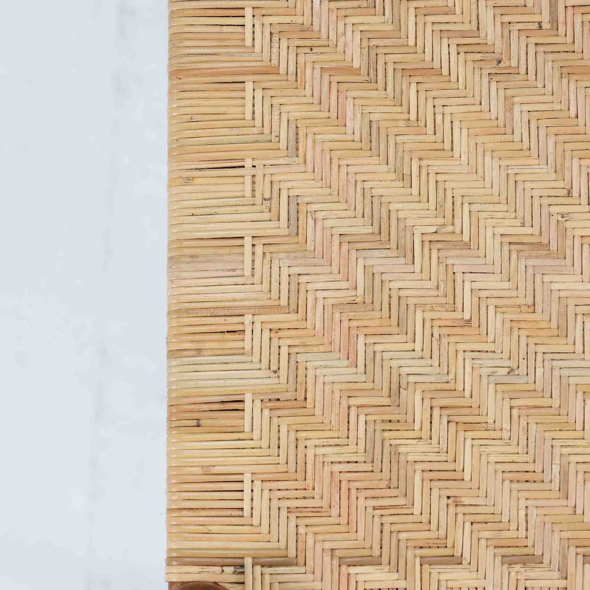 北欧デザインのスツールです。上質なチーク材フレームを丁寧に削り、シャープでスタイリッシュですが、柔らかい表情も持ち合わせたデザインに仕上げています。また、軽量ですが、しっかりとした造りになっています。座面の籐（ラタン）は上質で天然なもので細かい網目状に時間をかけて編み込まれています。使い込むほどにあめ色に変化し馴染んでくるのも天然素材の大きな魅力です。お部屋の片隅にクッションなどを添えて置いておくだけでもおしゃれです。必要なときにすっと出して使えます。複数スタッキングできるのも嬉しいです。