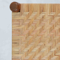 北欧デザインのスツールです。上質なチーク材フレームを丁寧に削り、シャープでスタイリッシュですが、柔らかい表情も持ち合わせたデザインに仕上げています。また、軽量ですが、しっかりとした造りになっています。座面の籐（ラタン）は上質で天然なもので細かい網目状に時間をかけて編み込まれています。使い込むほどにあめ色に変化し馴染んでくるのも天然素材の大きな魅力です。お部屋の片隅にクッションなどを添えて置いておくだけでもおしゃれです。必要なときにすっと出して使えます。複数スタッキングできるのも嬉しいです。