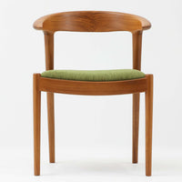 北欧スタイルのアームチェアです。人気のCF-2040をリデザインして作りました。短くなったアームはより機能的で、肘置きとしては十分使用できゆったりと座っていただけます。また、テーブルへ座面半分程度を収納することができるのも特徴です。アーム部の木目を綺麗に見せるために背もたれ中央でジョイントしたり、全体のバランスを取るために脚それぞれの角度を傾けたりなど細かいところまでデザインされています。