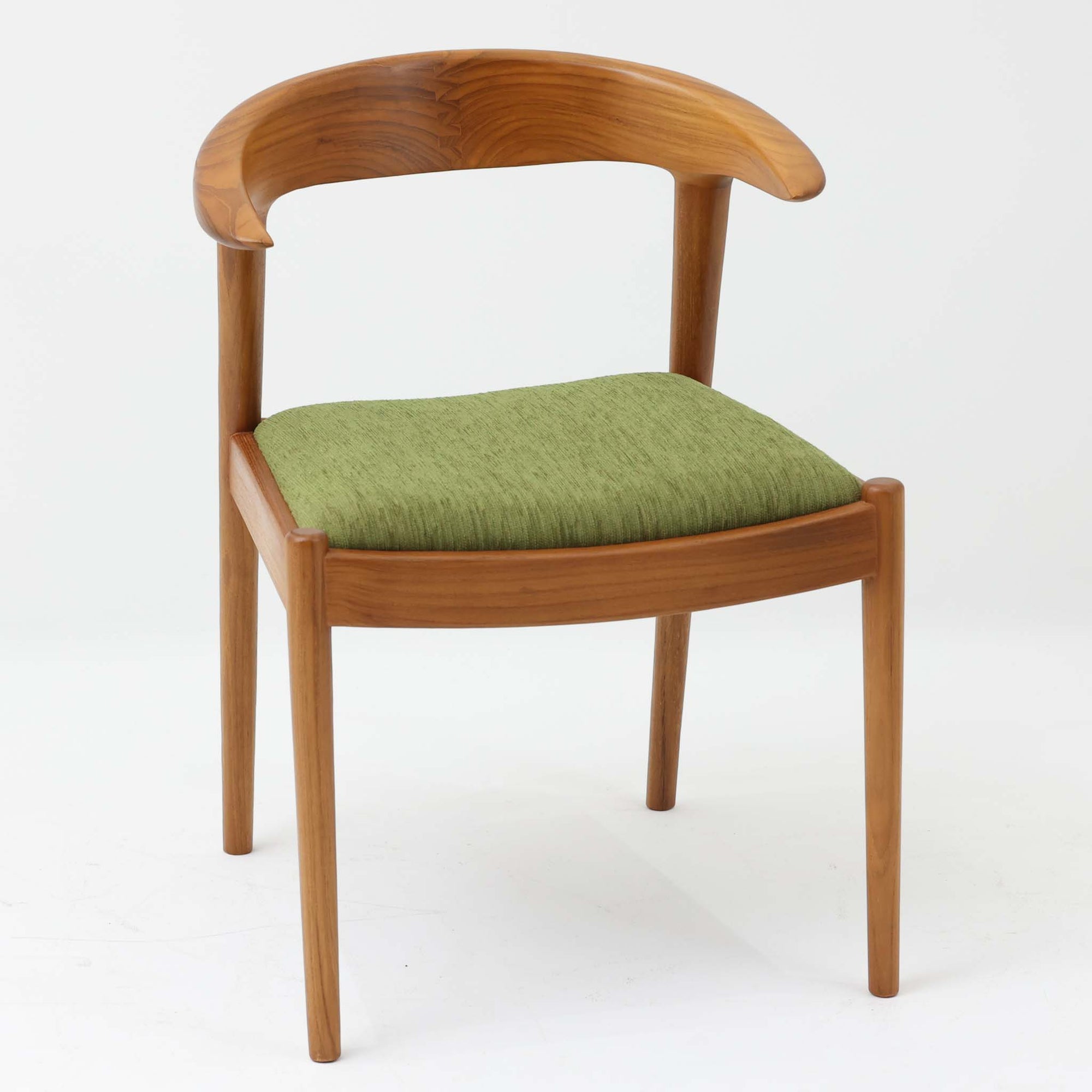 北欧スタイルのアームチェアです。人気のCF-2040をリデザインして作りました。短くなったアームはより機能的で、肘置きとしては十分使用できゆったりと座っていただけます。また、テーブルへ座面半分程度を収納することができるのも特徴です。アーム部の木目を綺麗に見せるために背もたれ中央でジョイントしたり、全体のバランスを取るために脚それぞれの角度を傾けたりなど細かいところまでデザインされています。