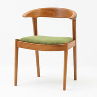 北欧スタイルのアームチェアです。人気のCF-2040をリデザインして作りました。短くなったアームはより機能的で、肘置きとしては十分使用できゆったりと座っていただけます。また、テーブルへ座面半分程度を収納することができるのも特徴です。アーム部の木目を綺麗に見せるために背もたれ中央でジョイントしたり、全体のバランスを取るために脚それぞれの角度を傾けたりなど細かいところまでデザインされています。