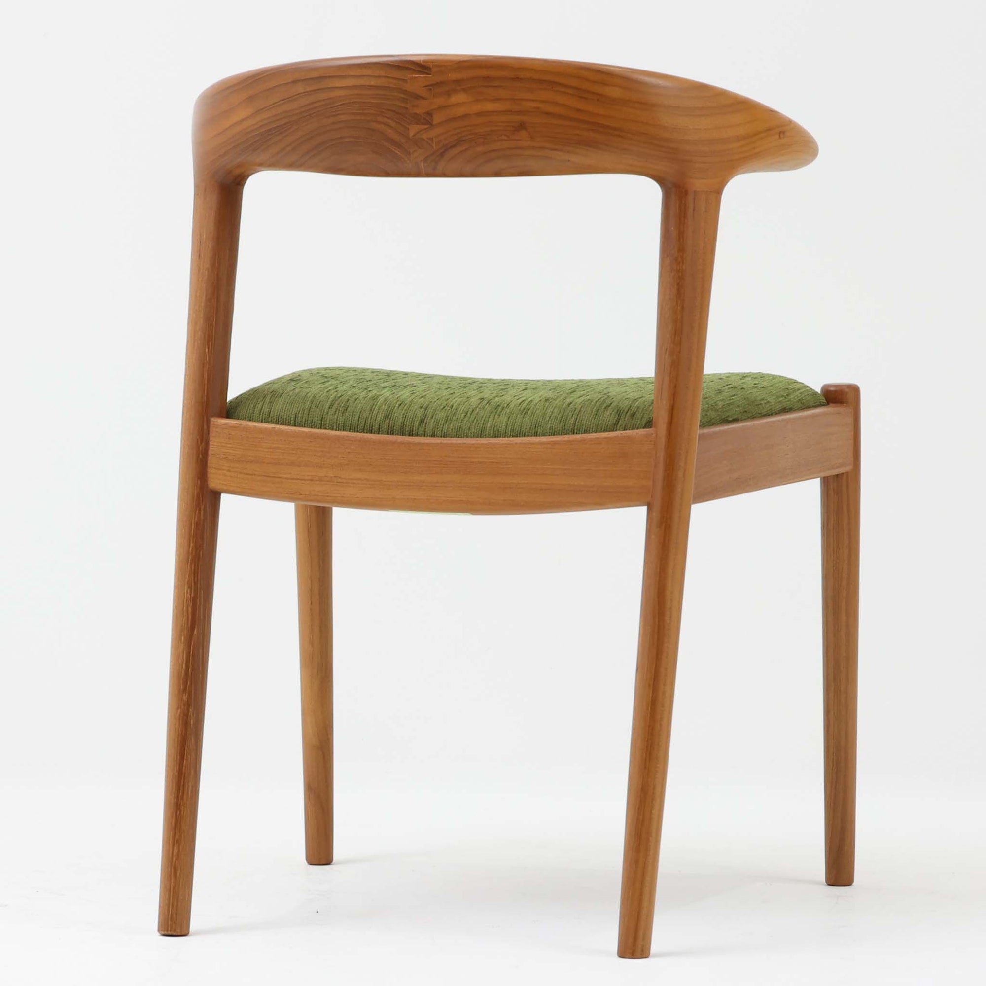 北欧スタイルのアームチェアです。人気のCF-2040をリデザインして作りました。短くなったアームはより機能的で、肘置きとしては十分使用できゆったりと座っていただけます。また、テーブルへ座面半分程度を収納することができるのも特徴です。アーム部の木目を綺麗に見せるために背もたれ中央でジョイントしたり、全体のバランスを取るために脚それぞれの角度を傾けたりなど細かいところまでデザインされています。