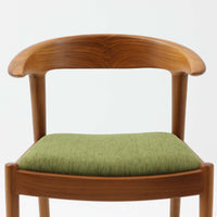 北欧スタイルのアームチェアです。人気のCF-2040をリデザインして作りました。短くなったアームはより機能的で、肘置きとしては十分使用できゆったりと座っていただけます。また、テーブルへ座面半分程度を収納することができるのも特徴です。アーム部の木目を綺麗に見せるために背もたれ中央でジョイントしたり、全体のバランスを取るために脚それぞれの角度を傾けたりなど細かいところまでデザインされています。