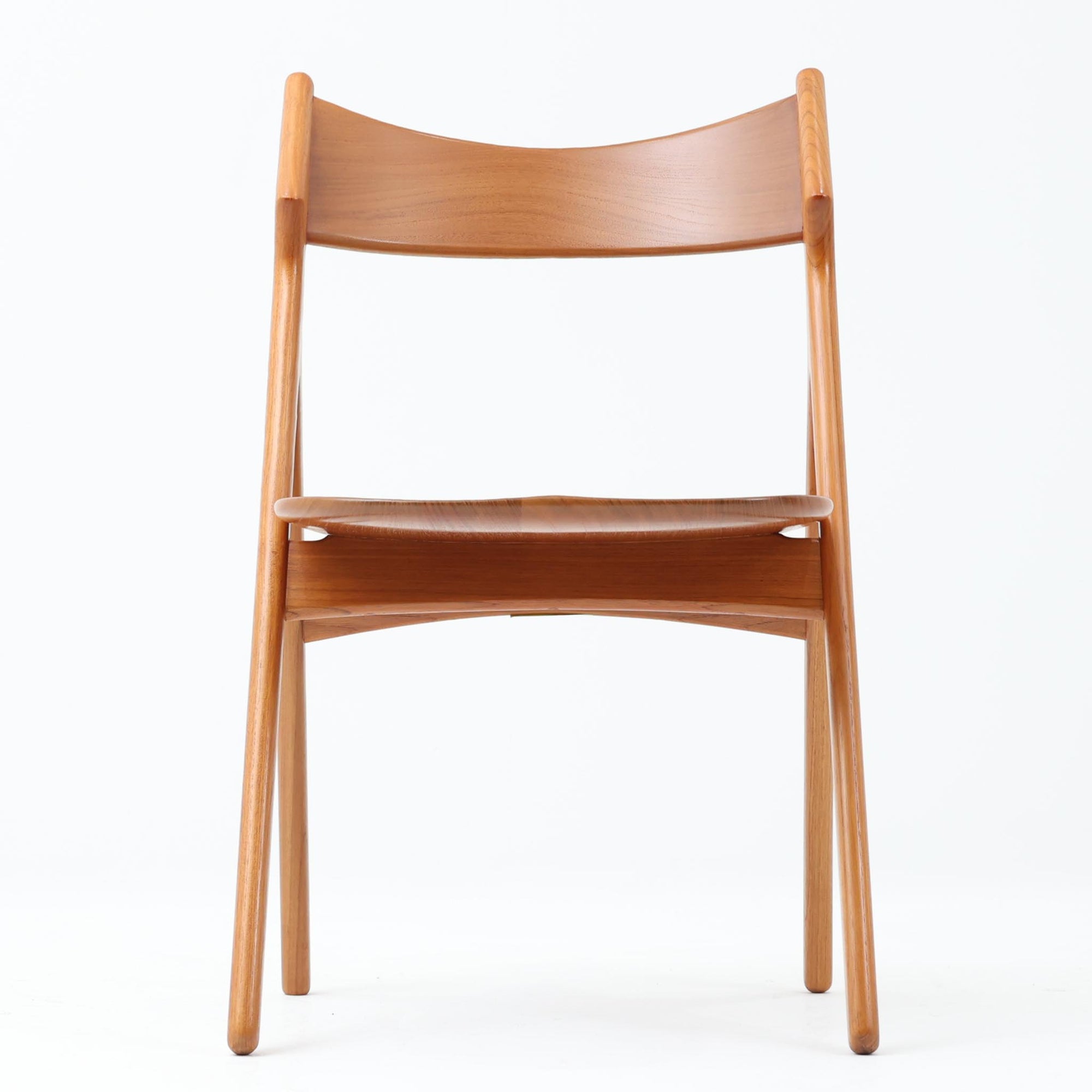 フレームはもちろん、背もたれ、座面も全てチーク無垢材を使用した美しいダイニングチェアです。フレームをトライアングルのように組むことで非常にスタイリッシュに見えるようにデザインしました。細かいRは全て手作業で削りだしておりどこに触れても上質と感じることができます。座面はお尻に合わせて少し凹むように削りだしていますので硬さを感じることなくお座りいただけると思います。冬場などは少し冷たく感じることがあるかもしれませんがその際はシートパッドなどをお使いください。