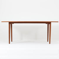 北欧モダンデザイン、180cm幅の大きな６人用ダイニングテーブルです。天板トップには見た目にも美しい上質なチーク突板を使用し、縁には贅沢に無垢材をジョイントしており、耐久力に加え曲線の美しさが際立っています。また、椅子を収納する際に干渉することが多い幕板ですが中央部を浅くすることで、干渉を軽減し、また見た目にも高級感を演出しています。通常安価な材質で仕上げられる幕板や天板裏面にも贅沢にチーク材天然木を使用しております。脚のポジションはやや内側にセットされスタイリッシュなデザインにも仕上がっています。
