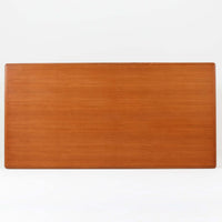 北欧モダンデザイン、180cm幅の大きな６人用ダイニングテーブルです。天板トップには見た目にも美しい上質なチーク突板を使用し、縁には贅沢に無垢材をジョイントしており、耐久力に加え曲線の美しさが際立っています。また、椅子を収納する際に干渉することが多い幕板ですが中央部を浅くすることで、干渉を軽減し、また見た目にも高級感を演出しています。通常安価な材質で仕上げられる幕板や天板裏面にも贅沢にチーク材天然木を使用しております。脚のポジションはやや内側にセットされスタイリッシュなデザインにも仕上がっています。
