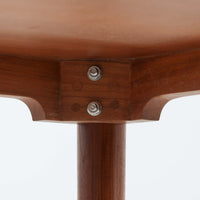 北欧モダンデザイン、180cm幅の大きな６人用ダイニングテーブルです。天板トップには見た目にも美しい上質なチーク突板を使用し、縁には贅沢に無垢材をジョイントしており、耐久力に加え曲線の美しさが際立っています。また、椅子を収納する際に干渉することが多い幕板ですが中央部を浅くすることで、干渉を軽減し、また見た目にも高級感を演出しています。通常安価な材質で仕上げられる幕板や天板裏面にも贅沢にチーク材天然木を使用しております。脚のポジションはやや内側にセットされスタイリッシュなデザインにも仕上がっています。
