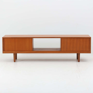 北欧デザインTVボードです。 シンプルに仕上げられたフォルムにシャープなレッグがアクセントになっています。 希少なチーク突き板を使用しています。使い勝手のよい可動式の引き戸、取っ手はチークを削りだしております。薄型のTVを載せてリラックスタイムにご使用下さい。