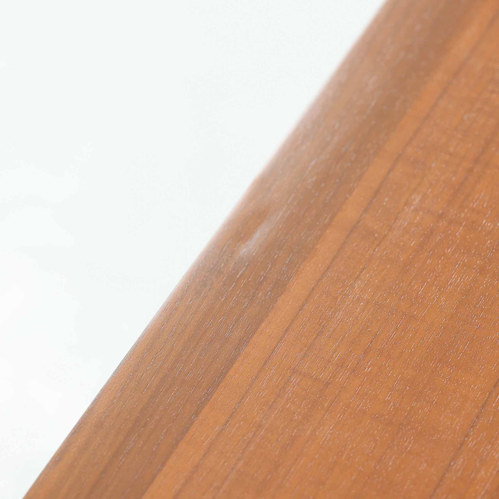 北欧デザインTVボードです。 シンプルに仕上げられたフォルムにシャープなレッグがアクセントになっています。 希少なチーク突き板を使用しています。使い勝手のよい可動式の引き戸、取っ手はチークを削りだしております。薄型のTVを載せてリラックスタイムにご使用下さい。