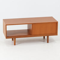 北欧スタイルのＴＶボードです。 極力無駄を省いたシンプルなデザインに仕上げられたフォルムにシャープなレッグがアクセントになっています。材質はチーク材天然木、シンプルながらも高品質な印象を感じることができます。取り外し可能な引き戸は使い勝手がよく、さまざまなタイプの機器などが収納できると思います。こちらは幅の狭いタイプで、小さめのお部屋にも無理なくおしゃれなインテリアとしてご使用いただけると思います。