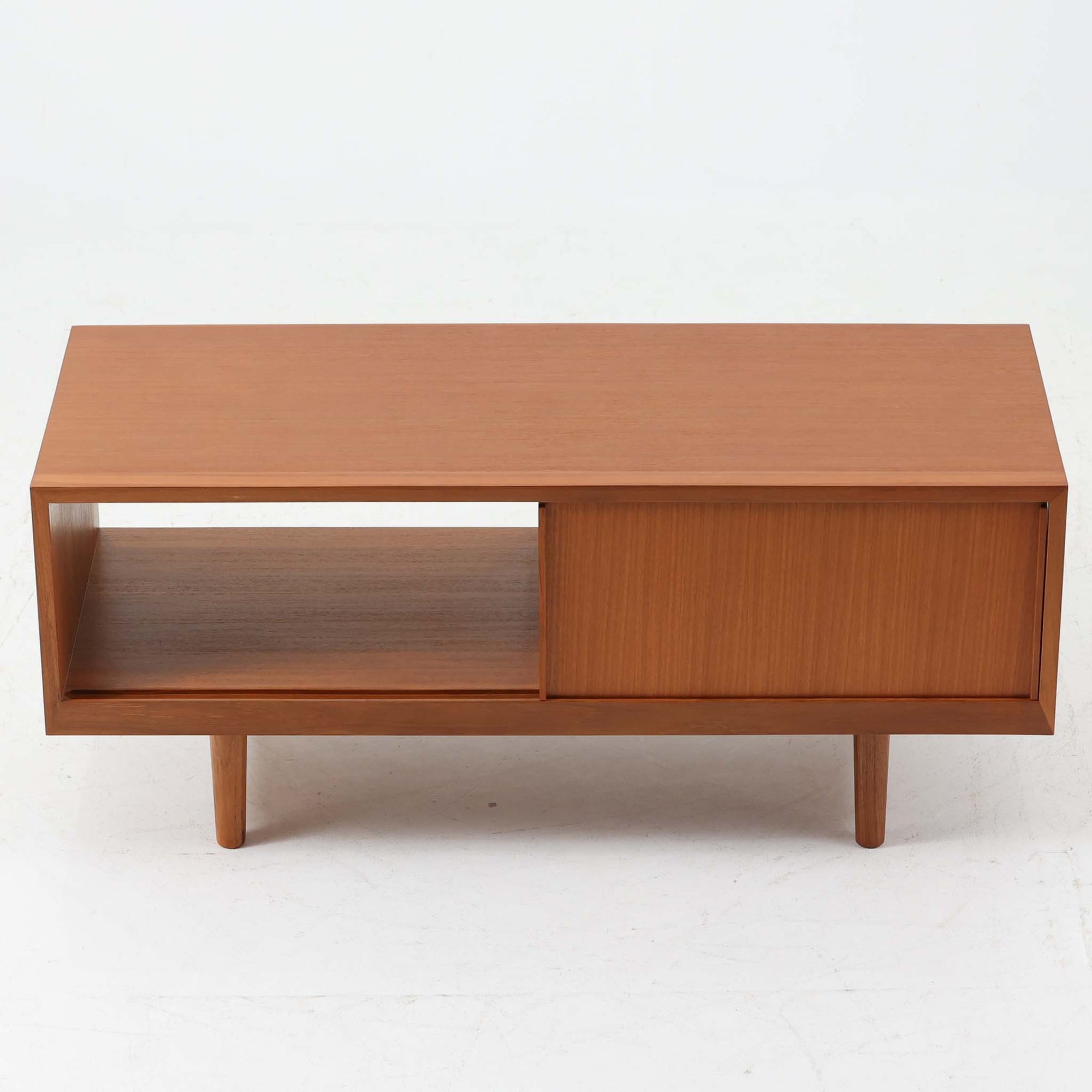 北欧スタイルのＴＶボードです。 極力無駄を省いたシンプルなデザインに仕上げられたフォルムにシャープなレッグがアクセントになっています。材質はチーク材天然木、シンプルながらも高品質な印象を感じることができます。取り外し可能な引き戸は使い勝手がよく、さまざまなタイプの機器などが収納できると思います。こちらは幅の狭いタイプで、小さめのお部屋にも無理なくおしゃれなインテリアとしてご使用いただけると思います。