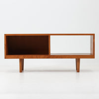 北欧スタイルのＴＶボードです。 極力無駄を省いたシンプルなデザインに仕上げられたフォルムにシャープなレッグがアクセントになっています。材質はチーク材天然木、シンプルながらも高品質な印象を感じることができます。取り外し可能な引き戸は使い勝手がよく、さまざまなタイプの機器などが収納できると思います。こちらは幅の狭いタイプで、小さめのお部屋にも無理なくおしゃれなインテリアとしてご使用いただけると思います。