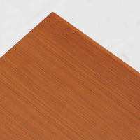 北欧スタイルのＴＶボードです。 極力無駄を省いたシンプルなデザインに仕上げられたフォルムにシャープなレッグがアクセントになっています。材質はチーク材天然木、シンプルながらも高品質な印象を感じることができます。取り外し可能な引き戸は使い勝手がよく、さまざまなタイプの機器などが収納できると思います。こちらは幅の狭いタイプで、小さめのお部屋にも無理なくおしゃれなインテリアとしてご使用いただけると思います。