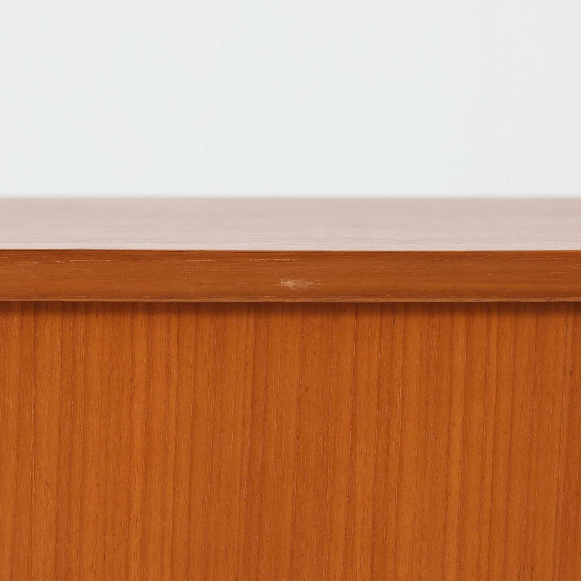 北欧スタイルのＴＶボードです。 極力無駄を省いたシンプルなデザインに仕上げられたフォルムにシャープなレッグがアクセントになっています。材質はチーク材天然木、シンプルながらも高品質な印象を感じることができます。取り外し可能な引き戸は使い勝手がよく、さまざまなタイプの機器などが収納できると思います。こちらは幅の狭いタイプで、小さめのお部屋にも無理なくおしゃれなインテリアとしてご使用いただけると思います。