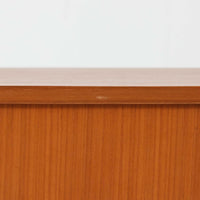 北欧スタイルのＴＶボードです。 極力無駄を省いたシンプルなデザインに仕上げられたフォルムにシャープなレッグがアクセントになっています。材質はチーク材天然木、シンプルながらも高品質な印象を感じることができます。取り外し可能な引き戸は使い勝手がよく、さまざまなタイプの機器などが収納できると思います。こちらは幅の狭いタイプで、小さめのお部屋にも無理なくおしゃれなインテリアとしてご使用いただけると思います。