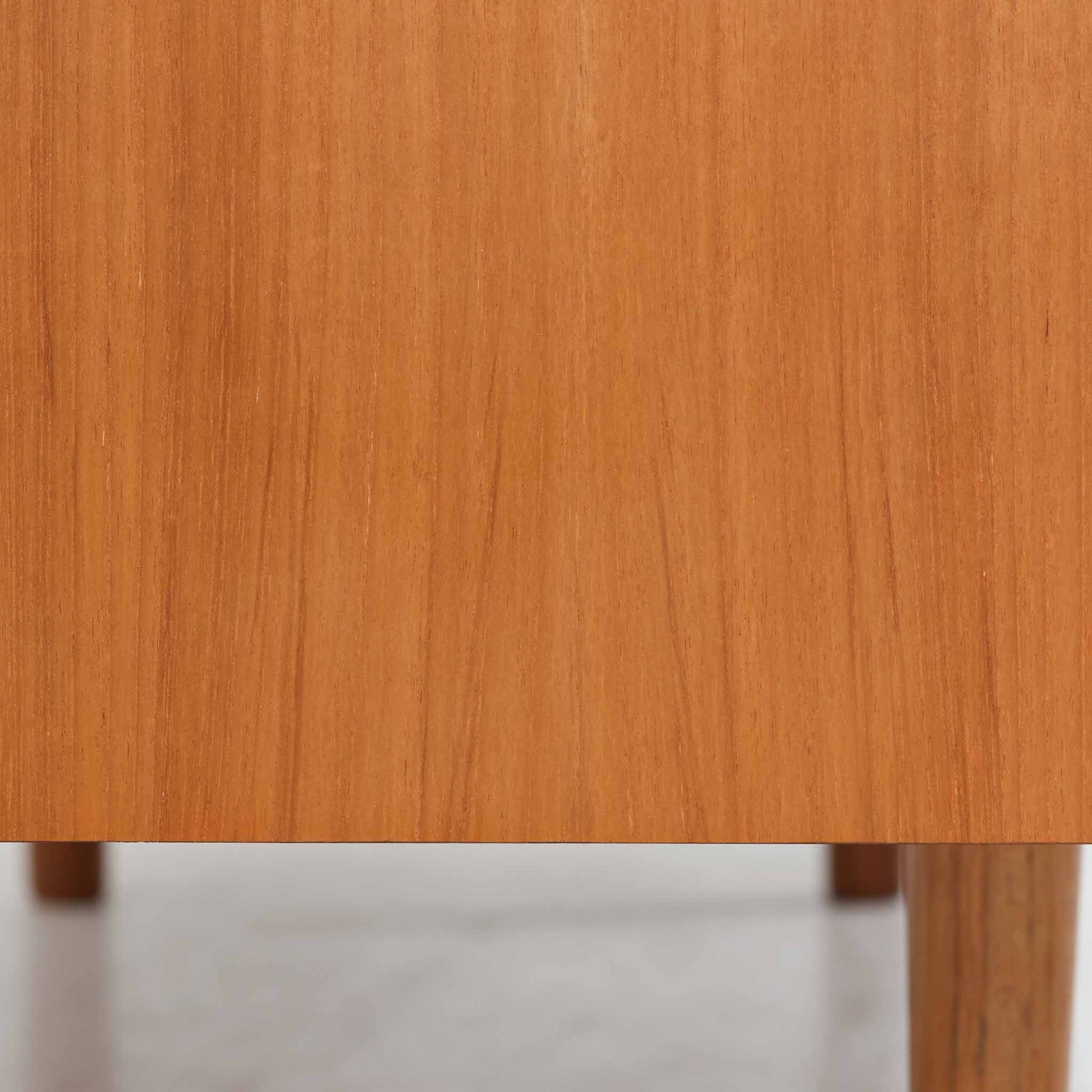 北欧スタイルのＴＶボードです。 極力無駄を省いたシンプルなデザインに仕上げられたフォルムにシャープなレッグがアクセントになっています。材質はチーク材天然木、シンプルながらも高品質な印象を感じることができます。取り外し可能な引き戸は使い勝手がよく、さまざまなタイプの機器などが収納できると思います。こちらは幅の狭いタイプで、小さめのお部屋にも無理なくおしゃれなインテリアとしてご使用いただけると思います。