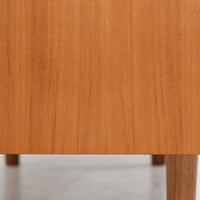 北欧スタイルのＴＶボードです。 極力無駄を省いたシンプルなデザインに仕上げられたフォルムにシャープなレッグがアクセントになっています。材質はチーク材天然木、シンプルながらも高品質な印象を感じることができます。取り外し可能な引き戸は使い勝手がよく、さまざまなタイプの機器などが収納できると思います。こちらは幅の狭いタイプで、小さめのお部屋にも無理なくおしゃれなインテリアとしてご使用いただけると思います。