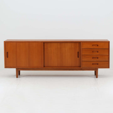 北欧モダンスタイルのサイドボードです。TVボードはシンメトリーなタイプが多いですが、こちらのお品は引出しを右側に集中させたアシンメトリーなデザイン。お部屋を個性的かつおしゃれに演出します。素材は全てチーク材。突き板、無垢材を耐久性、機能性を考えて使い分けています。突き板は全て両面張り。通常安価なベニヤ板などが用いられる背面にも、チーク天然木の突き板を贅沢に使用しています。天然木は美しい暖かな風合いの木目が心地よさを演出します。 収納部も多くサイドボードとして、またＡＶボードとしても使い勝手が大変良いお品です。