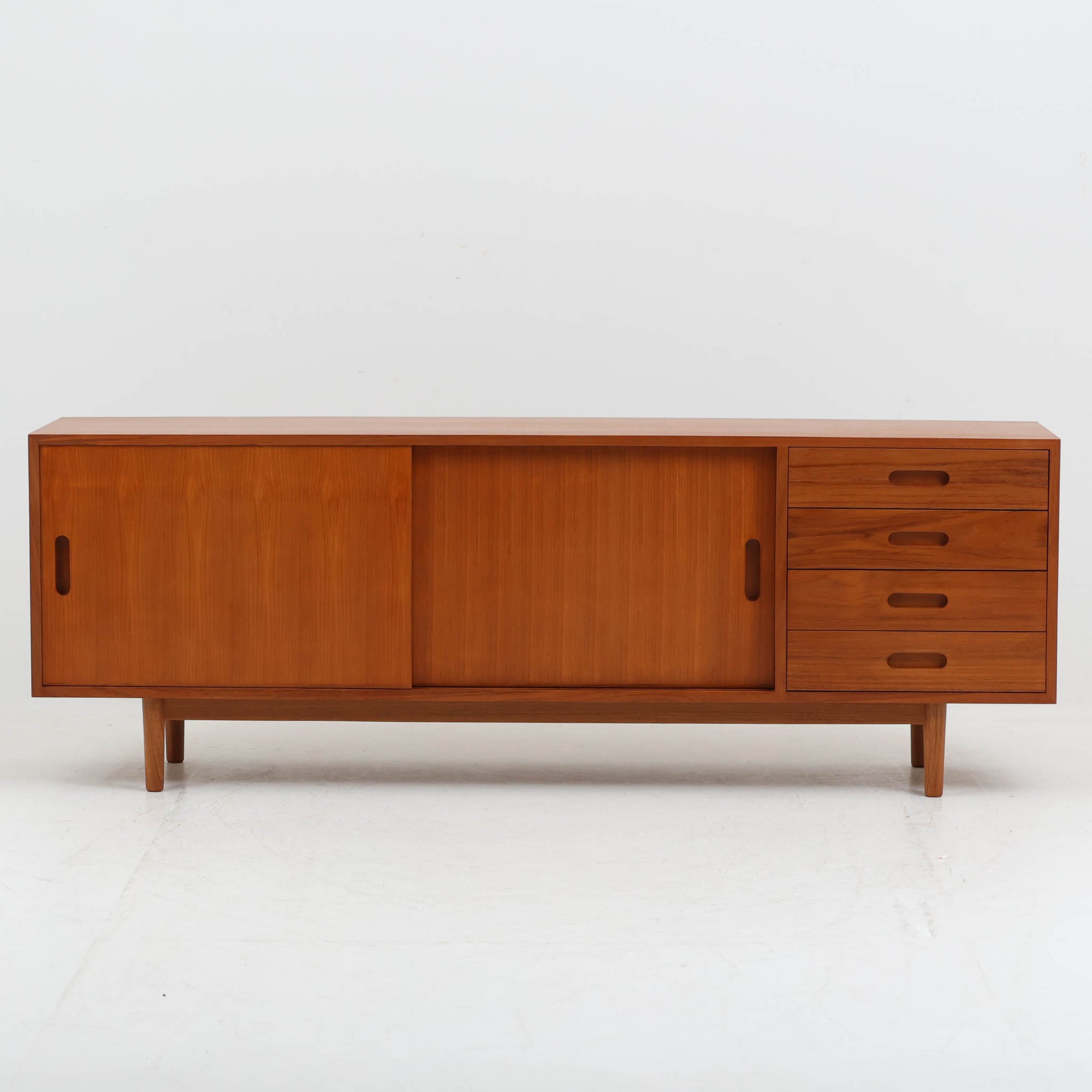 北欧モダンスタイルのサイドボードです。TVボードはシンメトリーなタイプが多いですが、こちらのお品は引出しを右側に集中させたアシンメトリーなデザイン。お部屋を個性的かつおしゃれに演出します。素材は全てチーク材。突き板、無垢材を耐久性、機能性を考えて使い分けています。突き板は全て両面張り。通常安価なベニヤ板などが用いられる背面にも、チーク天然木の突き板を贅沢に使用しています。天然木は美しい暖かな風合いの木目が心地よさを演出します。 収納部も多くサイドボードとして、またＡＶボードとしても使い勝手が大変良いお品です。